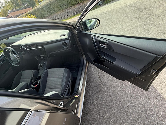 Toyota Auris 9 of 25