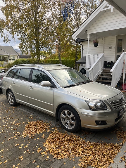 Toyota Avensis 2 of 8