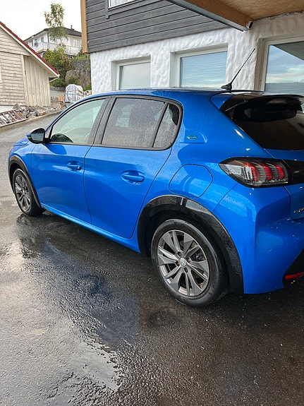 Peugeot 208 3 of 17