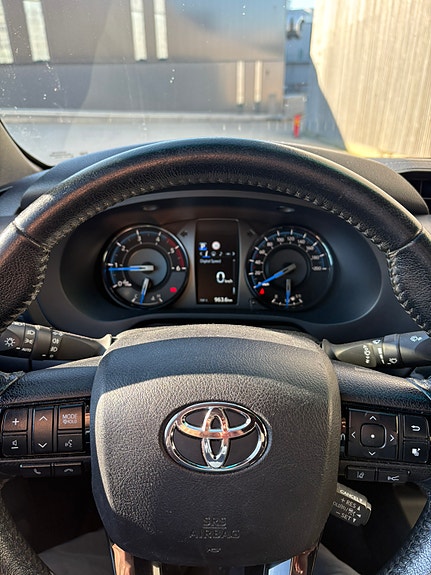 Toyota HiLux 12 of 18