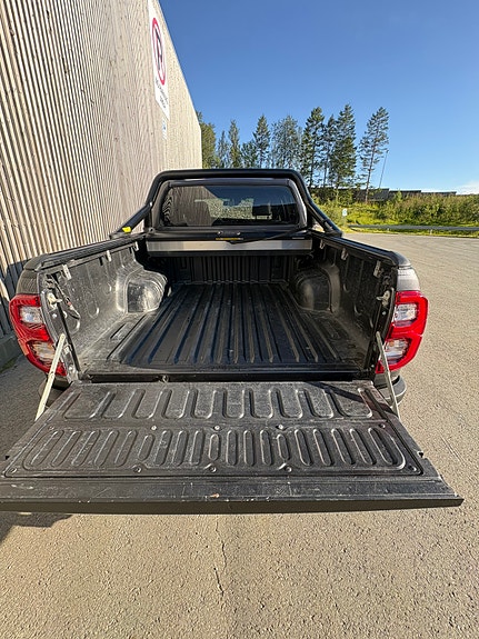 Toyota HiLux 3 of 18