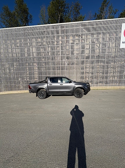 Toyota HiLux 2 of 18
