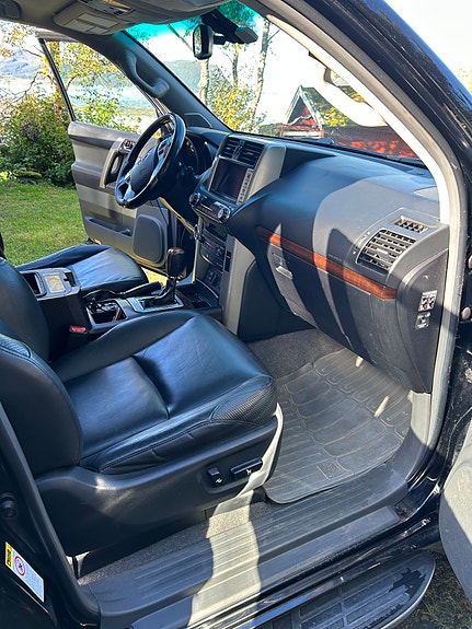 Toyota Land Cruiser 7 of 12