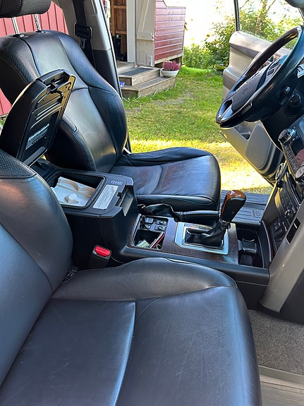 Toyota Land Cruiser 8 of 12