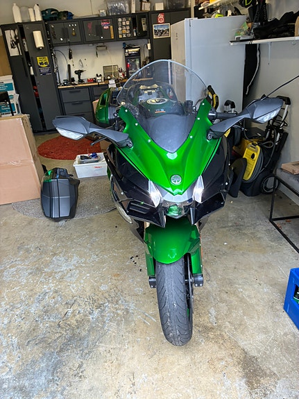 Kawasaki Ninja H2 SX 11 of 19