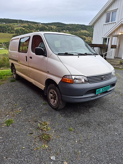 Toyota HiAce 2 of 8