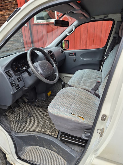 Toyota HiAce 4 of 8