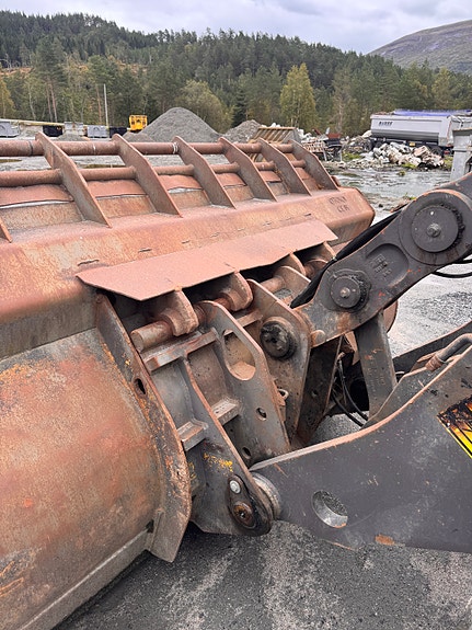 Volvo L220F 11 of 30