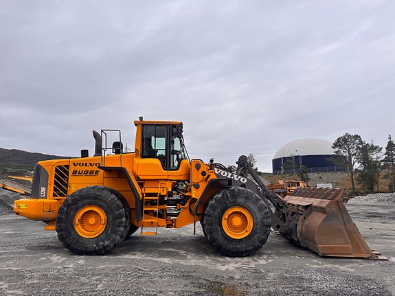 Volvo L220F 2 of 30