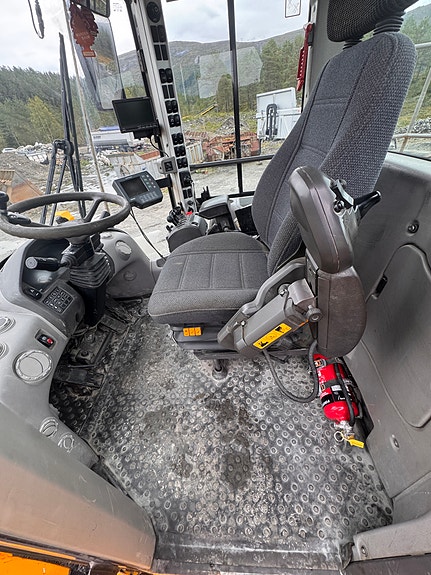 Volvo L220F 23 of 30