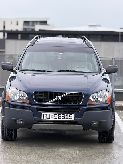 Volvo XC90 2 of 13