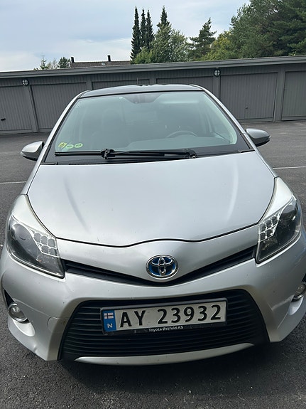Toyota Yaris 3 of 12