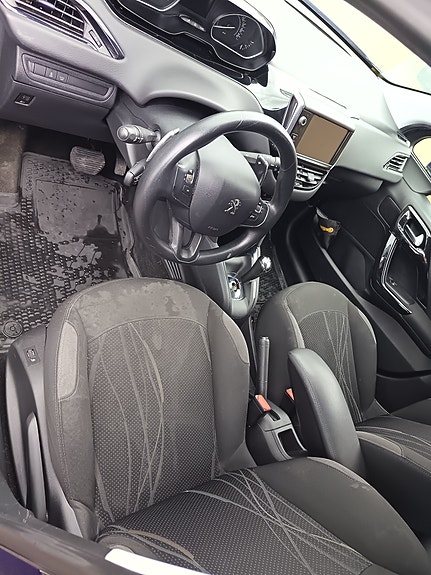 Peugeot 208 12 of 18
