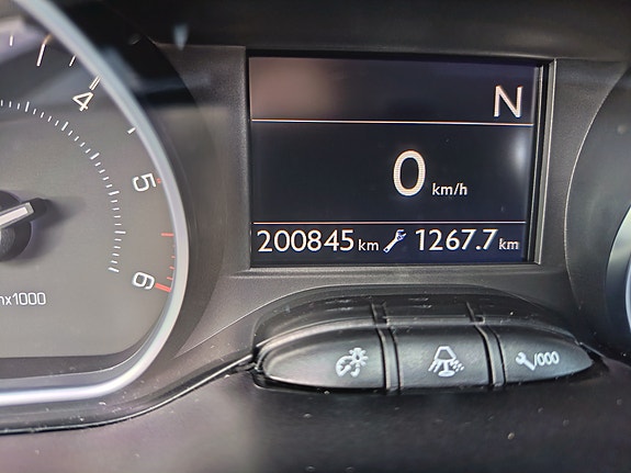 Peugeot 208 3 of 18