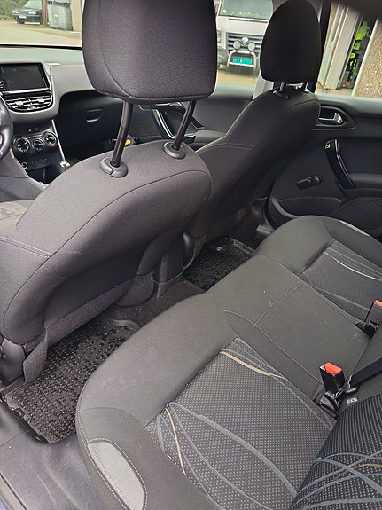 Peugeot 208 16 of 18
