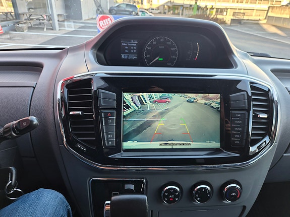 Maxus ev80 9 of 18