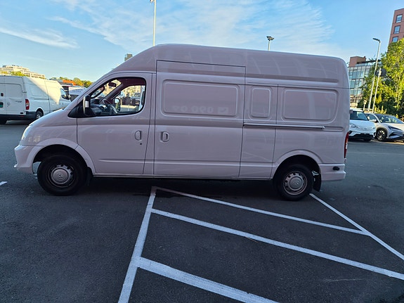 Maxus ev80 3 of 18