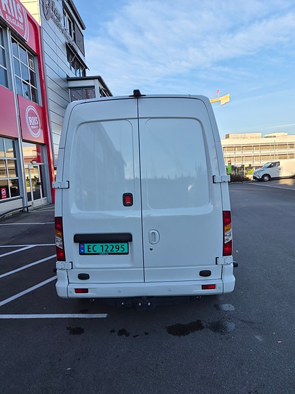 Maxus ev80 5 of 18