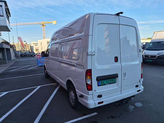 Maxus ev80 6 of 18