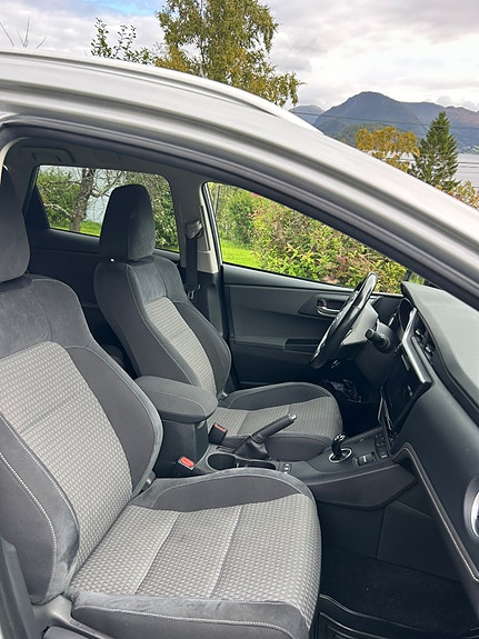 Toyota Auris 8 of 12