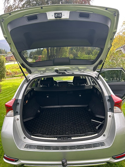 Toyota Auris 7 of 12