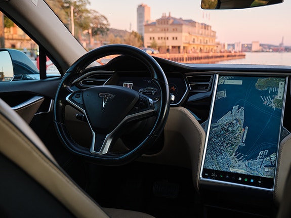 Tesla Model S 12 of 23