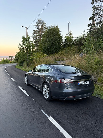 Tesla Model S 22 of 23