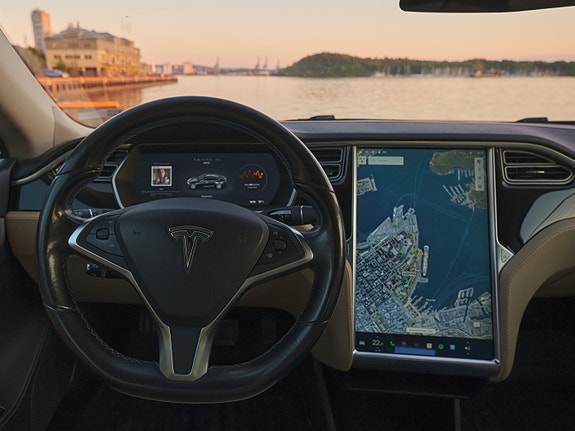 Tesla Model S 15 of 23