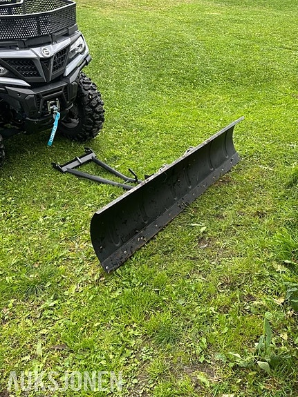 CFMOTO 850 ATV MED HENGER, BRØYTESKJÆR OG SANDSTRØER 14 of 15