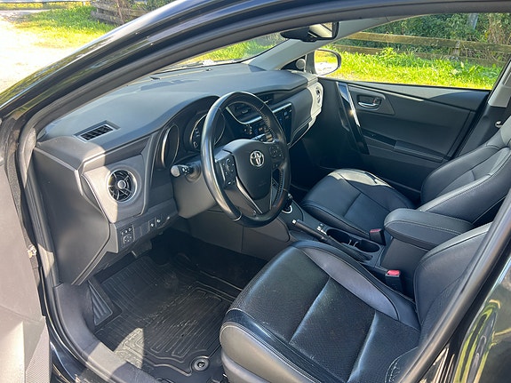Toyota Auris 7 of 19