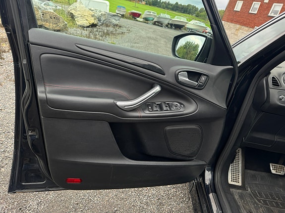 Ford S-MAX 16 of 30