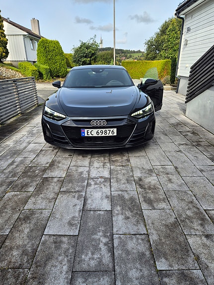 Audi e-tron GT 2 of 13