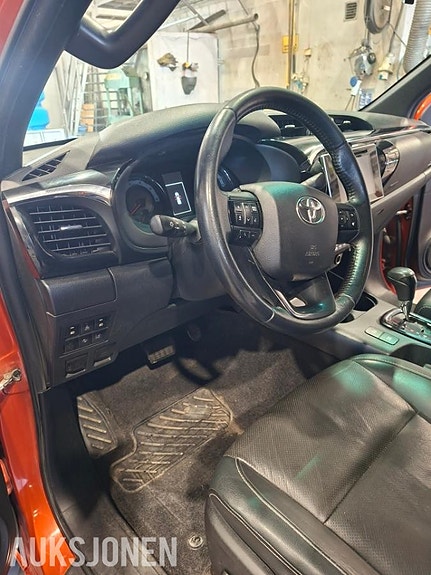 Toyota HiLux 29 of 30