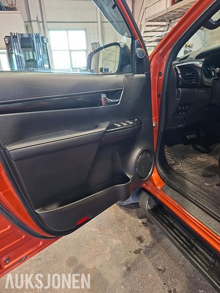 Toyota HiLux 27 of 30