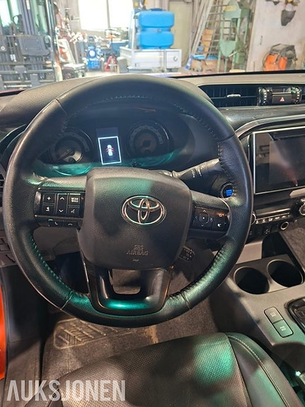 Toyota HiLux 30 of 30
