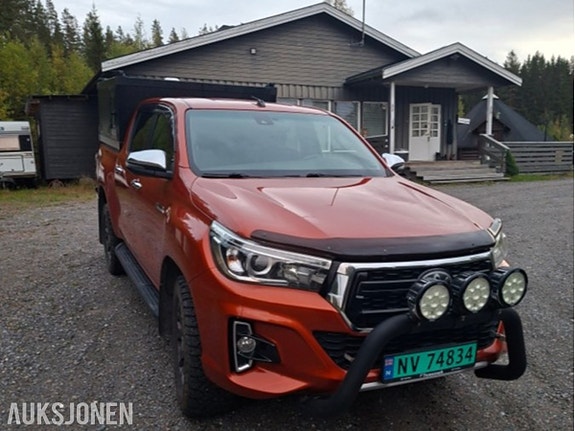 Toyota HiLux 2 of 30