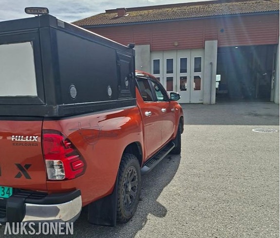 Toyota HiLux 14 of 30