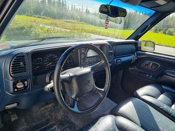 Chevrolet Suburban 11 of 13