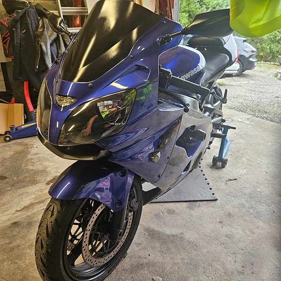 Kawasaki Ninja ZX-9R 2 of 4