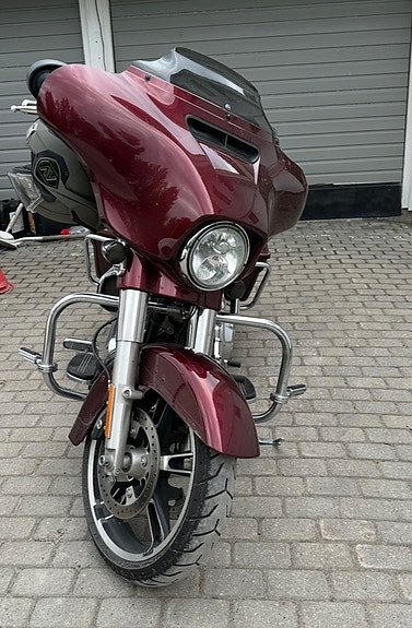 Harley-Davidson FLHXS Street Glide Special 5 of 9