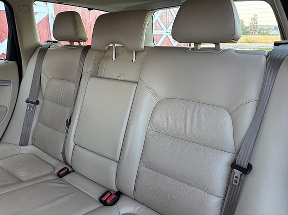 Volvo V70 11 of 19