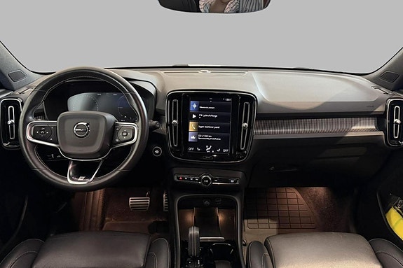 Volvo XC40 12 of 30