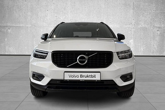 Volvo XC40 2 of 30