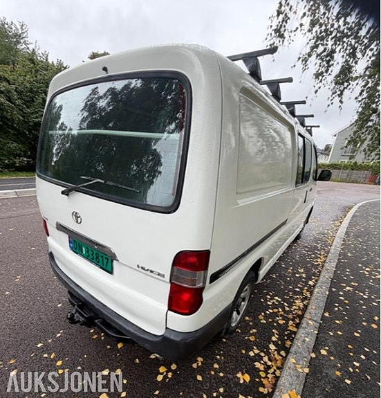 Toyota HiAce 9 of 30