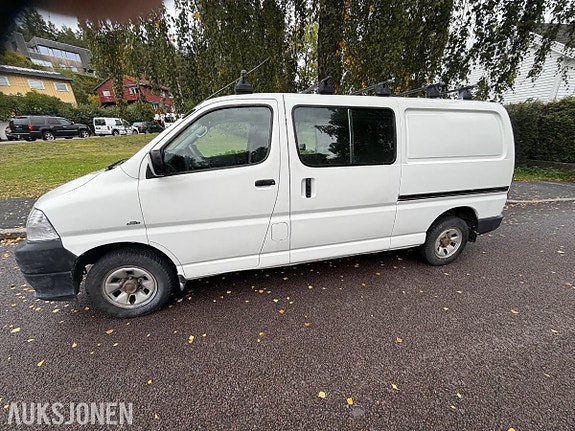 Toyota HiAce 4 of 30