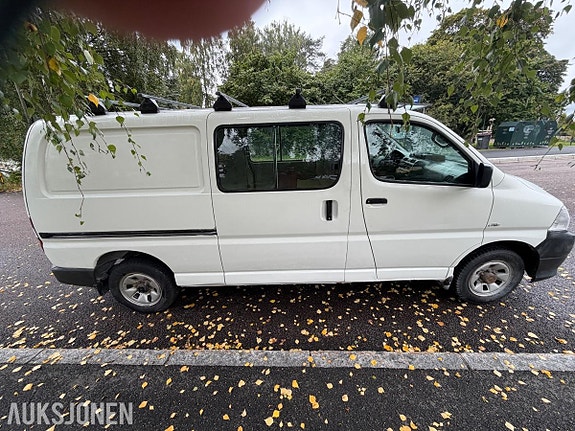 Toyota HiAce 8 of 30