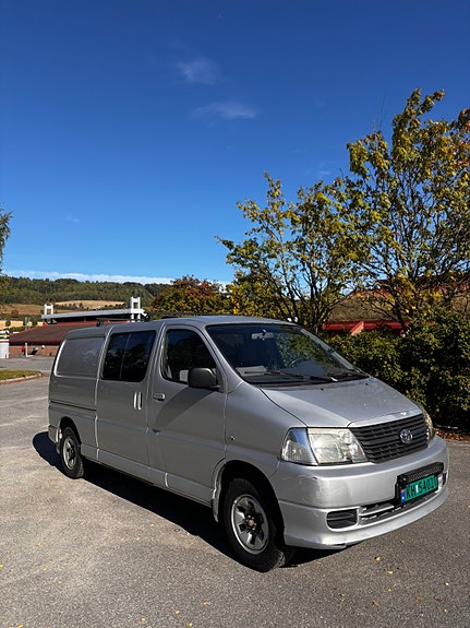 Toyota HiAce 4 of 30