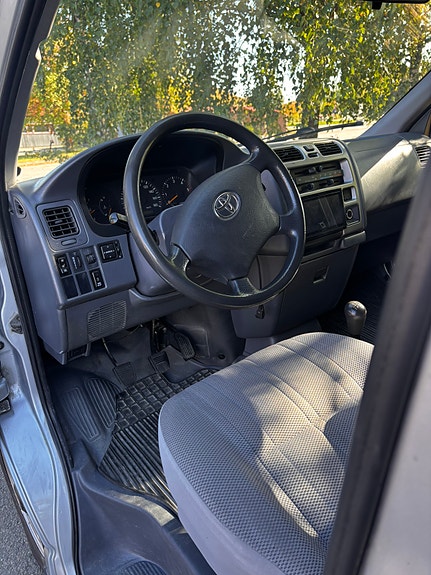 Toyota HiAce 13 of 30