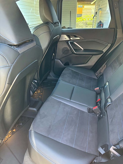 BMW iX1 6 of 11
