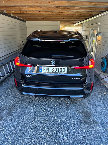 BMW iX1 2 of 11